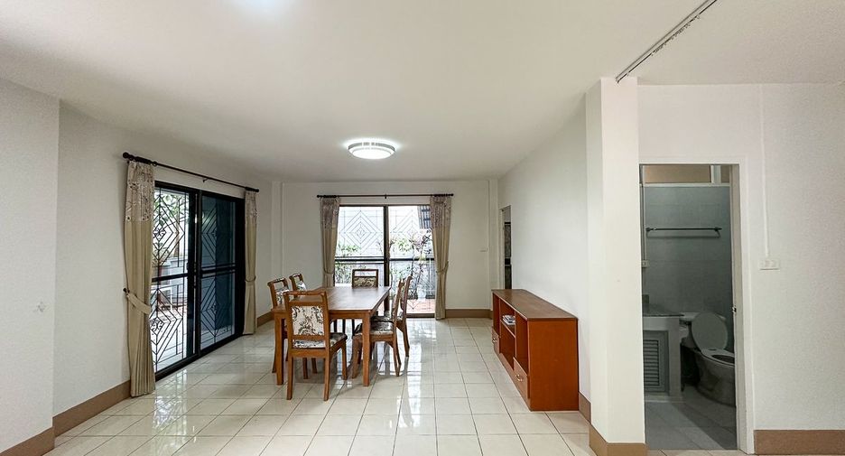 For rent 3 bedrooms townhouse in Mueang Chiang Mai, Chiang Mai