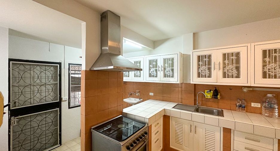 For rent 3 bedrooms townhouse in Mueang Chiang Mai, Chiang Mai