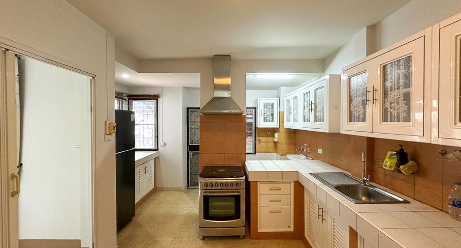 For rent 3 bedrooms townhouse in Mueang Chiang Mai, Chiang Mai