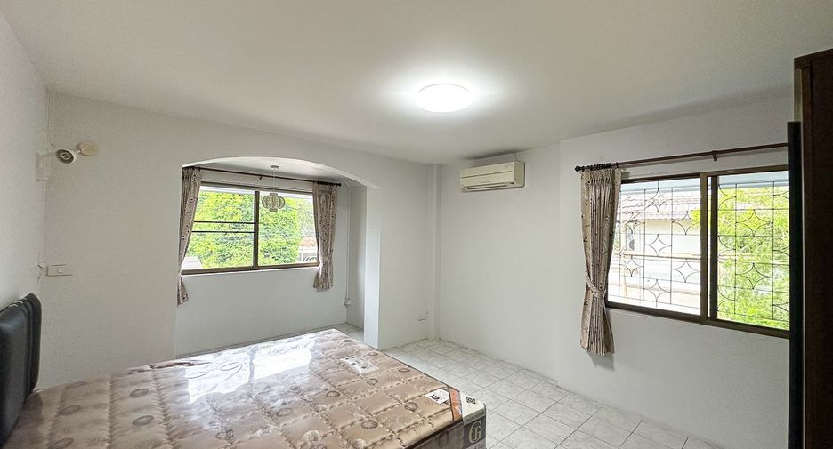For rent 3 bedrooms townhouse in Mueang Chiang Mai, Chiang Mai
