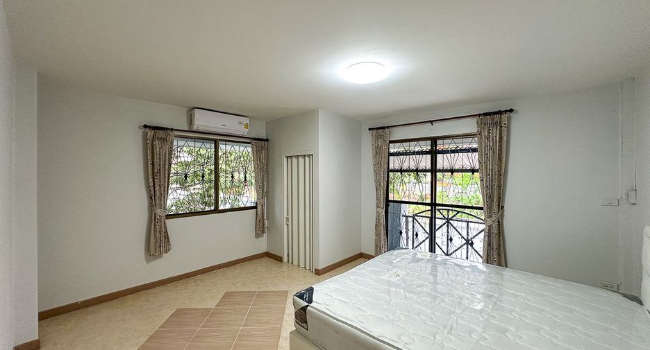 For rent 3 bedrooms townhouse in Mueang Chiang Mai, Chiang Mai