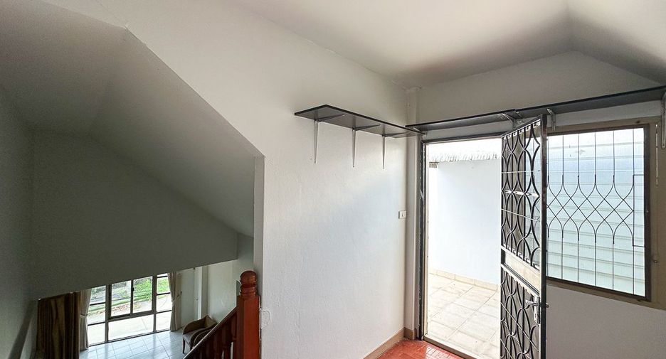 For rent 3 bedrooms townhouse in Mueang Chiang Mai, Chiang Mai