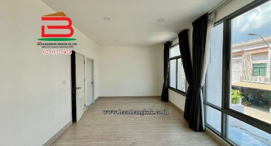 For sale 4 bedrooms townhouse in Lat Krabang, Bangkok