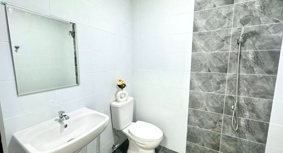 For sale 2 bedrooms townhouse in East Pattaya, Pattaya