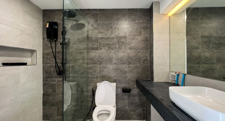 For rent and for sale 4 bedrooms townhouse in Watthana, Bangkok