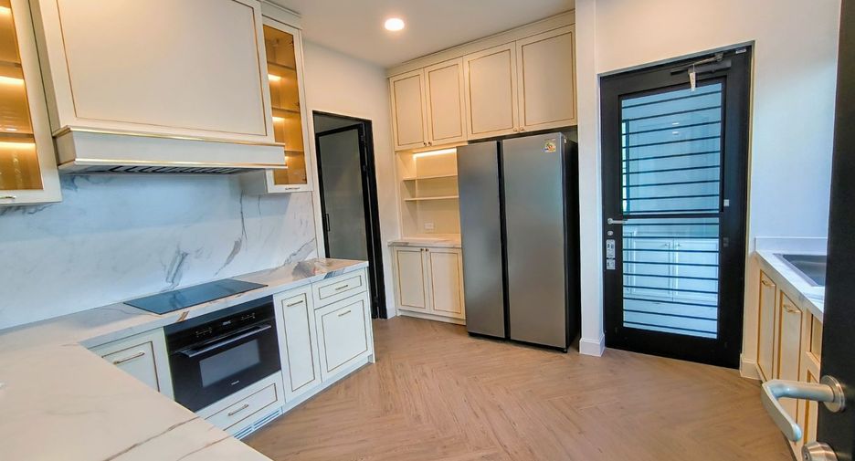 For rent 4 bedrooms house in Saphan Sung, Bangkok