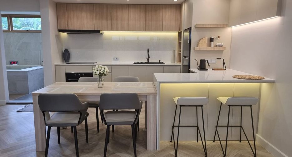 Haus zur Miete mit 4 Zimmer in Watthana, Bangkok