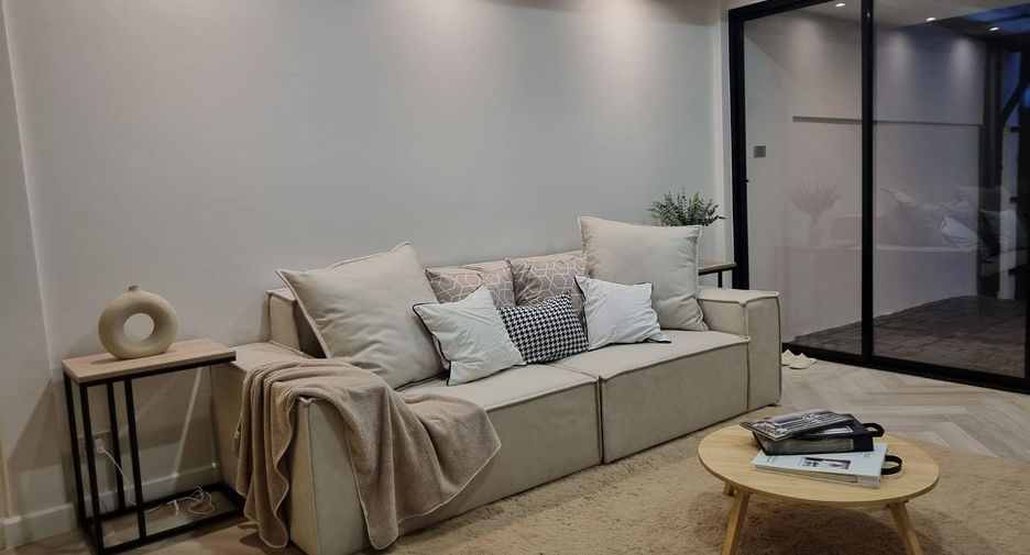 Haus zur Miete mit 4 Zimmer in Watthana, Bangkok