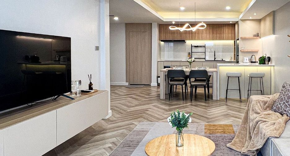 Haus zur Miete mit 4 Zimmer in Watthana, Bangkok
