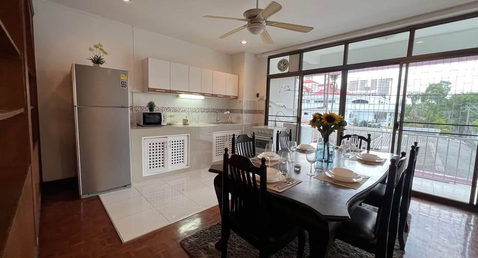 For rent 3 bedrooms apartment in Watthana, Bangkok