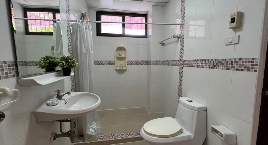 For rent 3 bedrooms apartment in Watthana, Bangkok