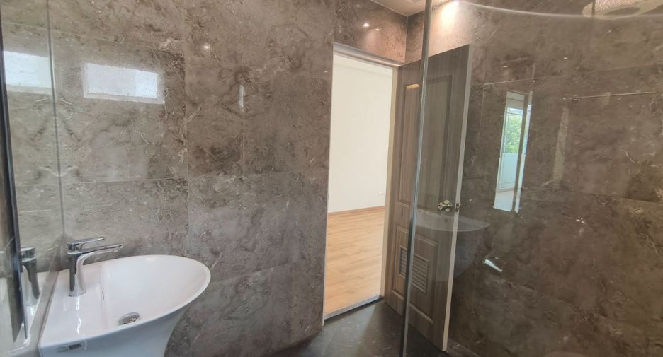 For rent 6 bedrooms house in Bang Kapi, Bangkok