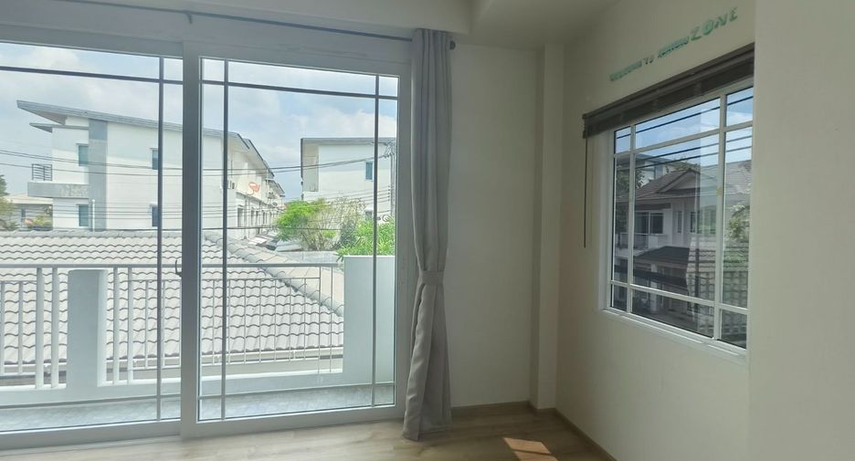 For rent 6 bedrooms house in Bang Kapi, Bangkok