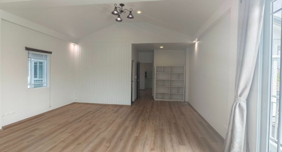 For rent 6 bedrooms house in Bang Kapi, Bangkok