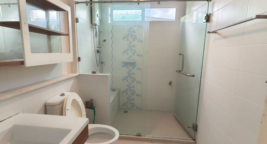 For rent 6 bedrooms house in Bang Kapi, Bangkok