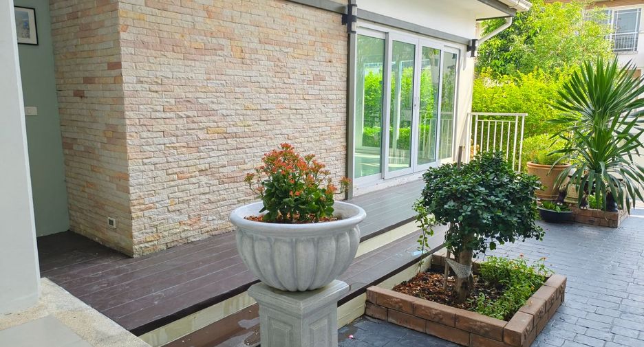 For rent 6 bedrooms house in Bang Kapi, Bangkok