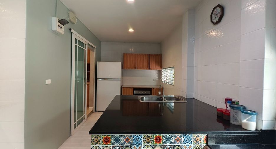 For rent 6 bedrooms house in Bang Kapi, Bangkok