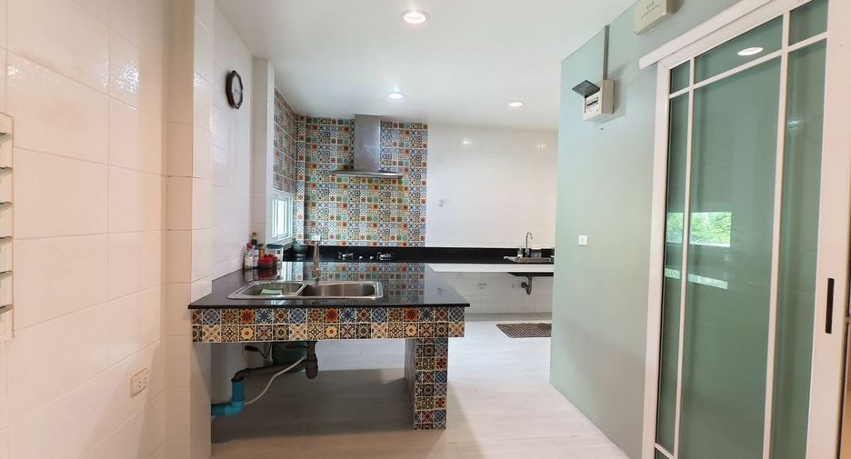 For rent 6 bedrooms house in Bang Kapi, Bangkok