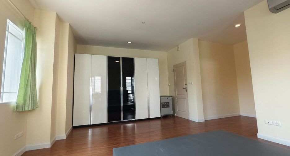 For rent 6 bedrooms house in Bang Kapi, Bangkok