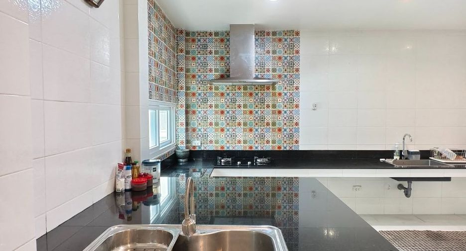 For rent 6 bedrooms house in Bang Kapi, Bangkok