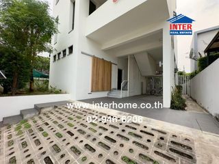For sale 4 bed office in Huai Khwang, Bangkok