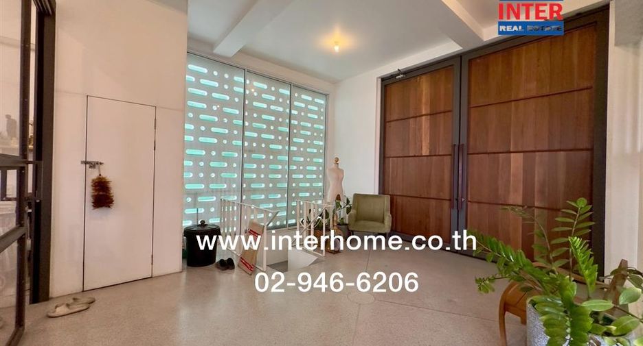 For sale 4 bed office in Huai Khwang, Bangkok