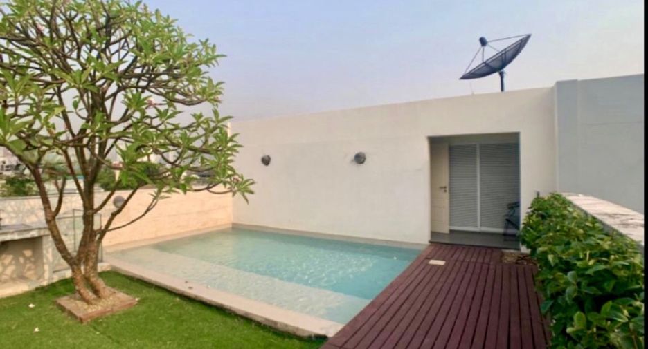 For rent and for sale 3 bedrooms townhouse in Watthana, Bangkok