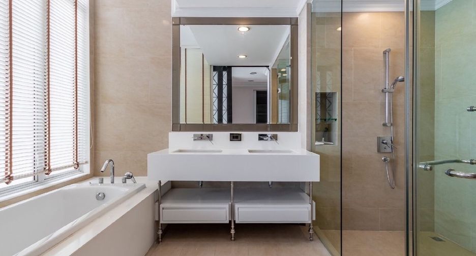For rent and for sale 3 bedrooms townhouse in Watthana, Bangkok
