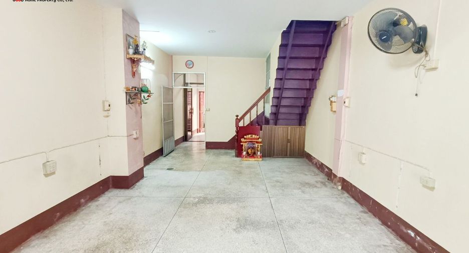 For sale 2 bed townhouse in Mueang Suphanburi, Suphan Buri