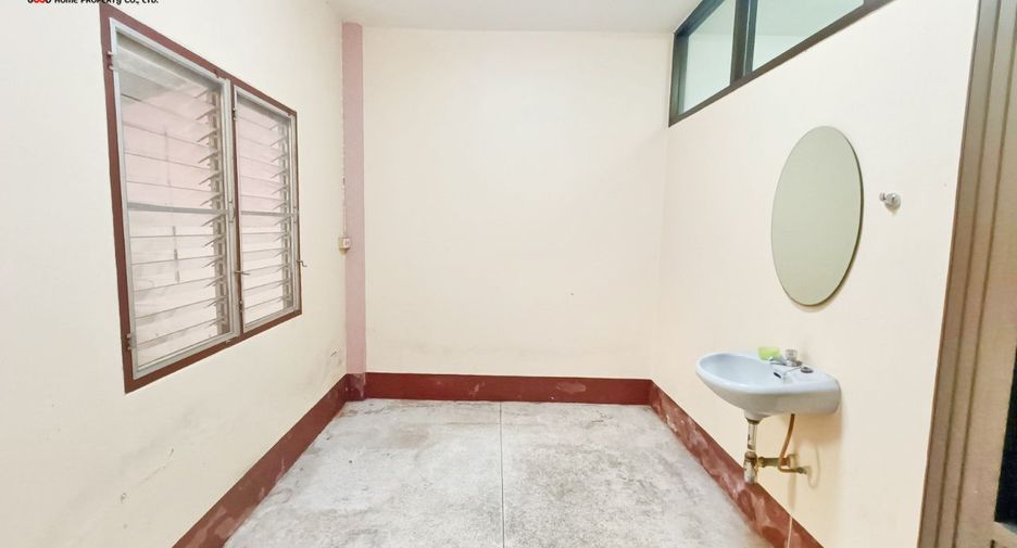 For sale 2 bed townhouse in Mueang Suphanburi, Suphan Buri