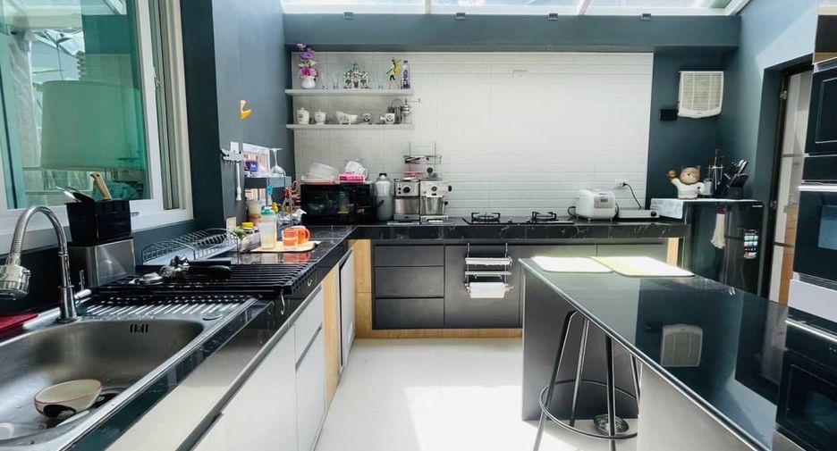 For rent 4 bedrooms house in Mueang Chiang Mai, Chiang Mai