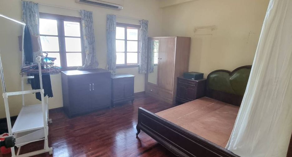 For sale 4 bedrooms house in Bang Kapi, Bangkok