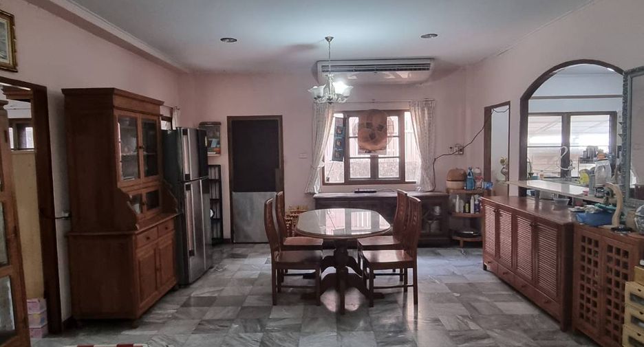 For sale 4 bedrooms house in Bang Kapi, Bangkok