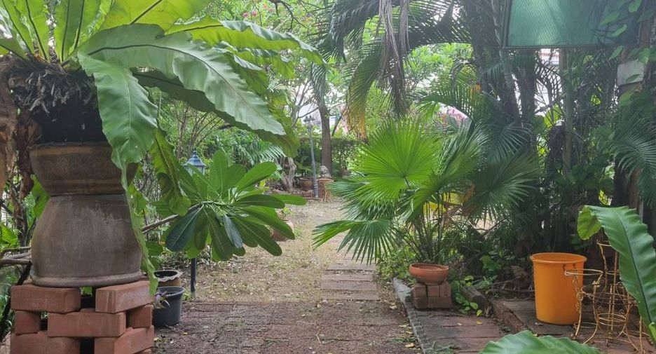 For sale 4 bedrooms house in Bang Kapi, Bangkok