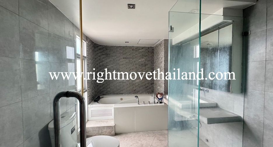 For rent 3 bedrooms condo in Watthana, Bangkok