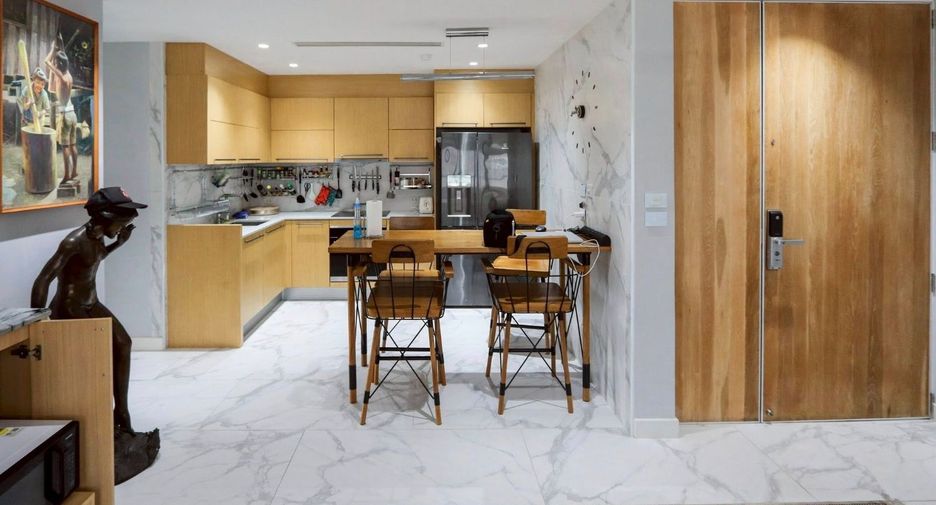 For rent 2 bedrooms condo in Pathum Wan, Bangkok
