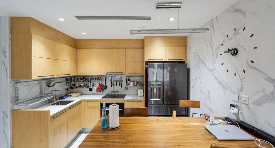 For rent 2 bedrooms condo in Pathum Wan, Bangkok