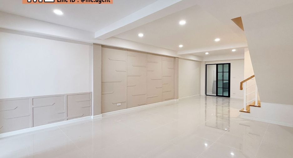 For sale 2 ベッドルーム townhouse in Phra Khanong, Bangkok