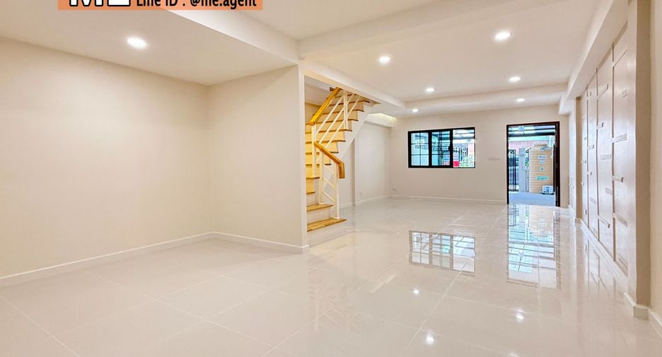 For sale 2 ベッドルーム townhouse in Phra Khanong, Bangkok