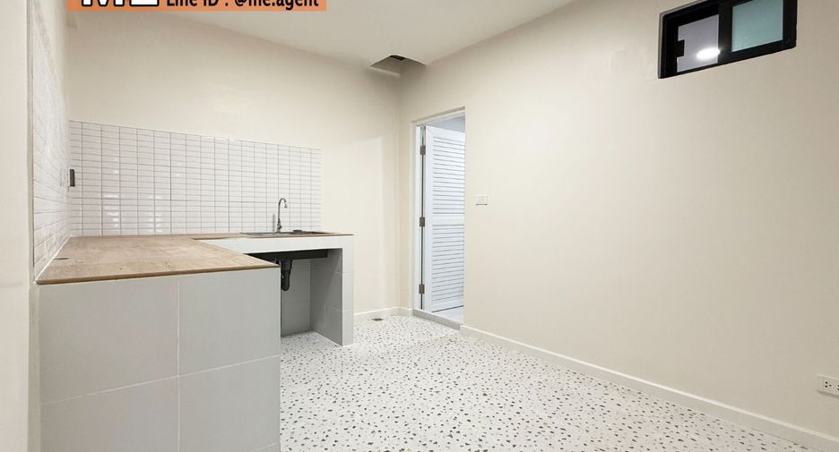 For sale 2 ベッドルーム townhouse in Phra Khanong, Bangkok