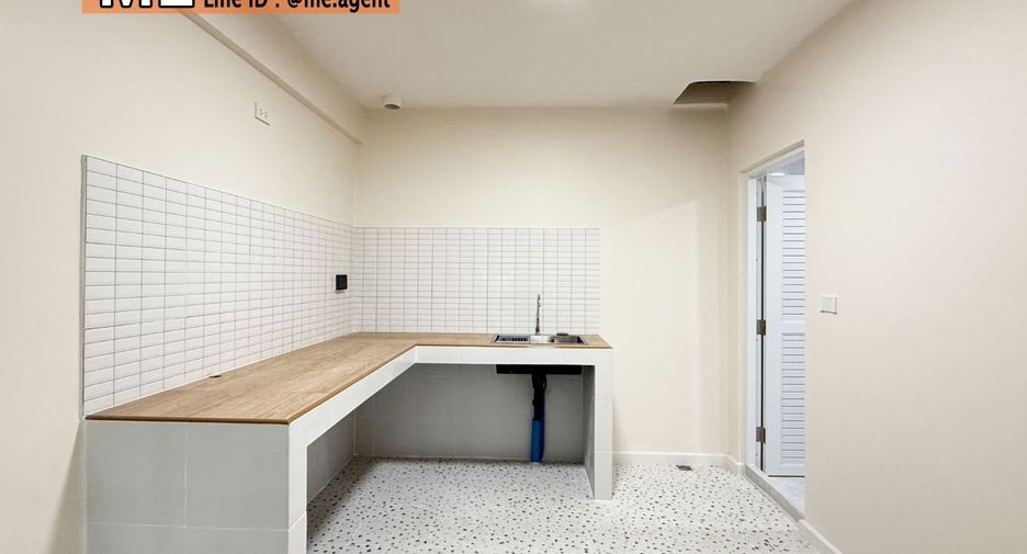 For sale 2 ベッドルーム townhouse in Phra Khanong, Bangkok