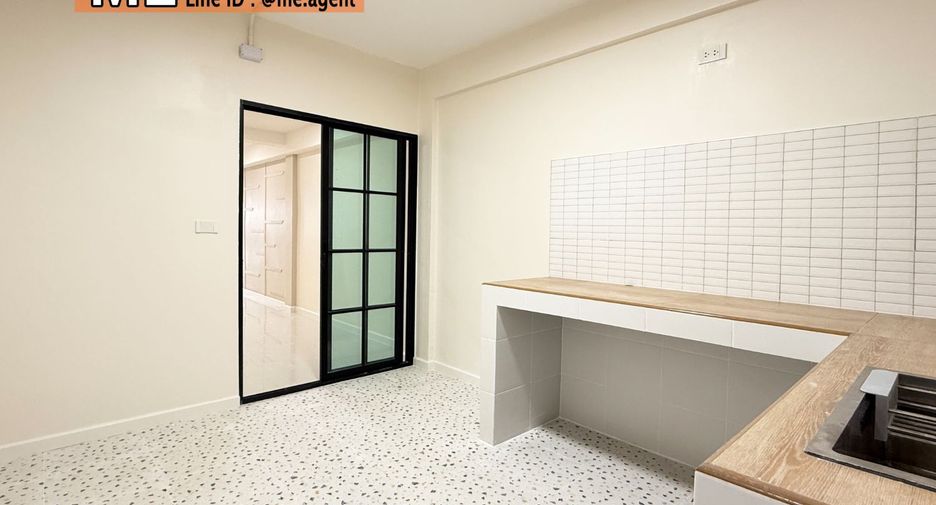 For sale 2 ベッドルーム townhouse in Phra Khanong, Bangkok
