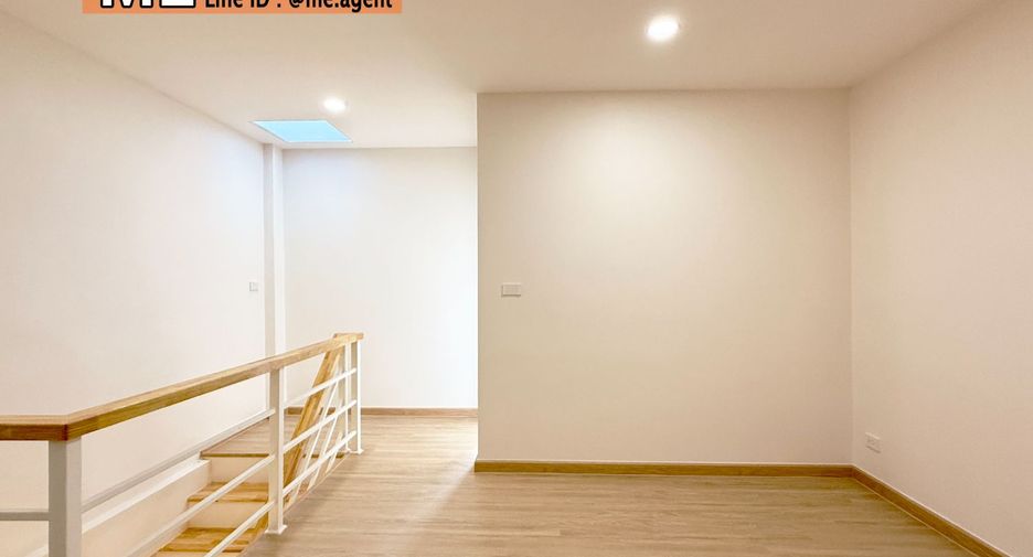 For sale 2 ベッドルーム townhouse in Phra Khanong, Bangkok