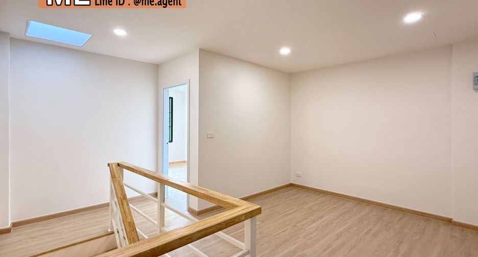 For sale 2 ベッドルーム townhouse in Phra Khanong, Bangkok