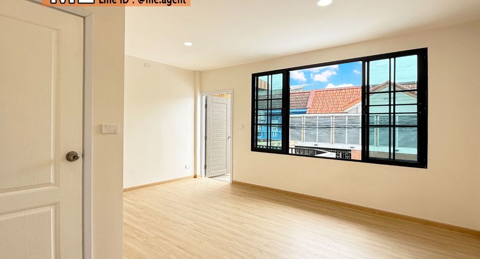 For sale 2 ベッドルーム townhouse in Phra Khanong, Bangkok