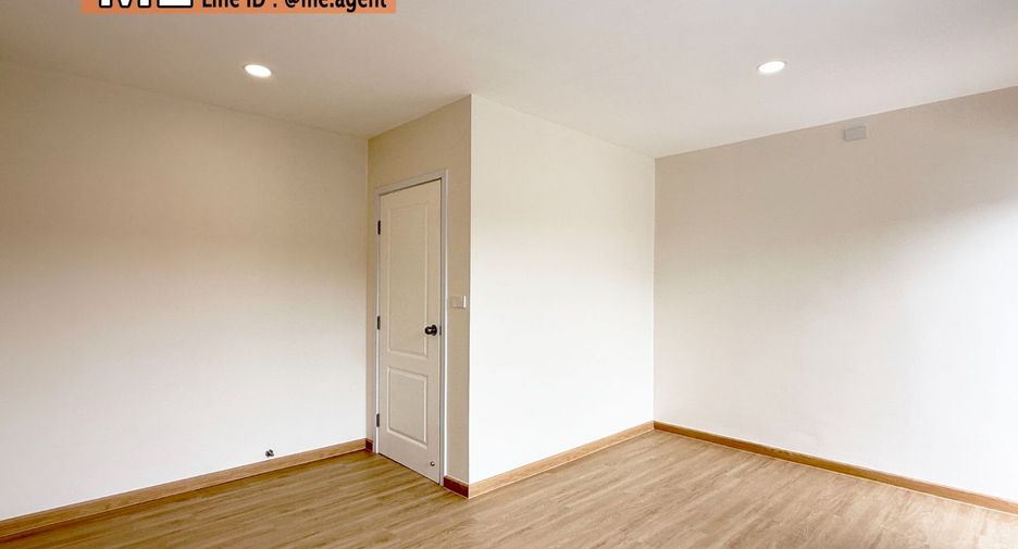 For sale 2 ベッドルーム townhouse in Phra Khanong, Bangkok