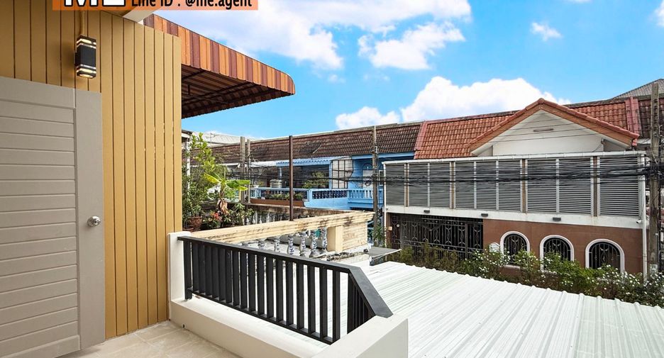 For sale 2 ベッドルーム townhouse in Phra Khanong, Bangkok