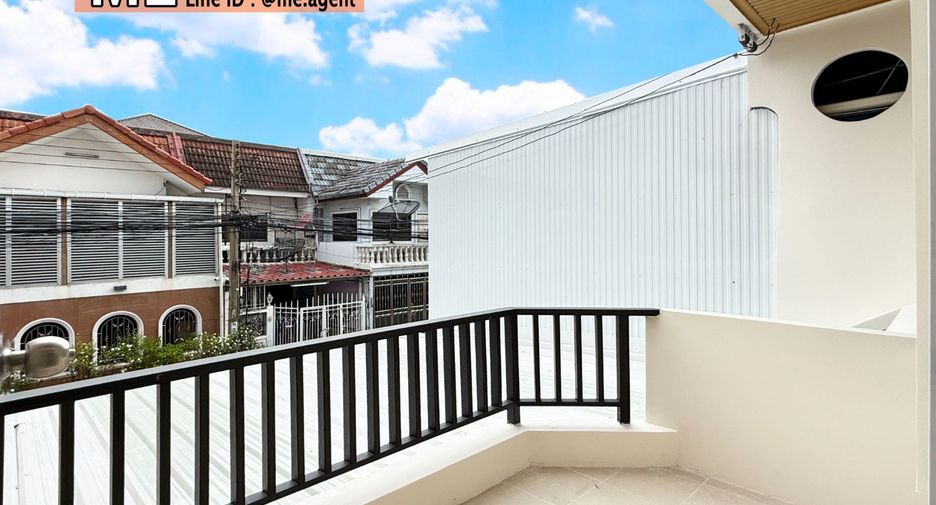 For sale 2 ベッドルーム townhouse in Phra Khanong, Bangkok