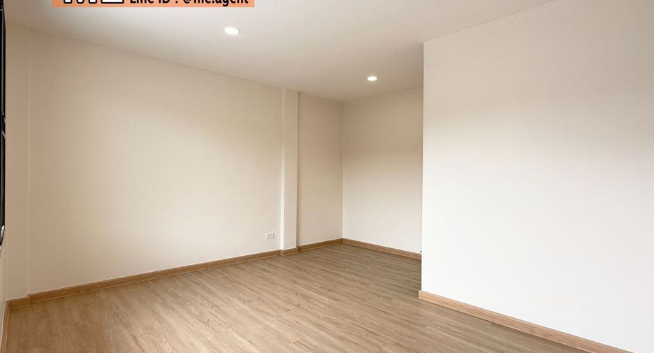 For sale 2 ベッドルーム townhouse in Phra Khanong, Bangkok