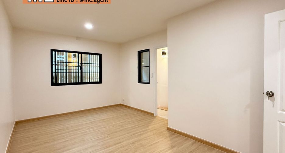 For sale 2 ベッドルーム townhouse in Phra Khanong, Bangkok